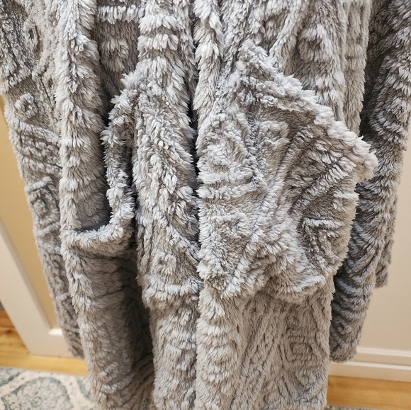 Cozy Gray Hooded Fuzzy Sherpa Fleece Poncho NWOT - Picture 9 of 11